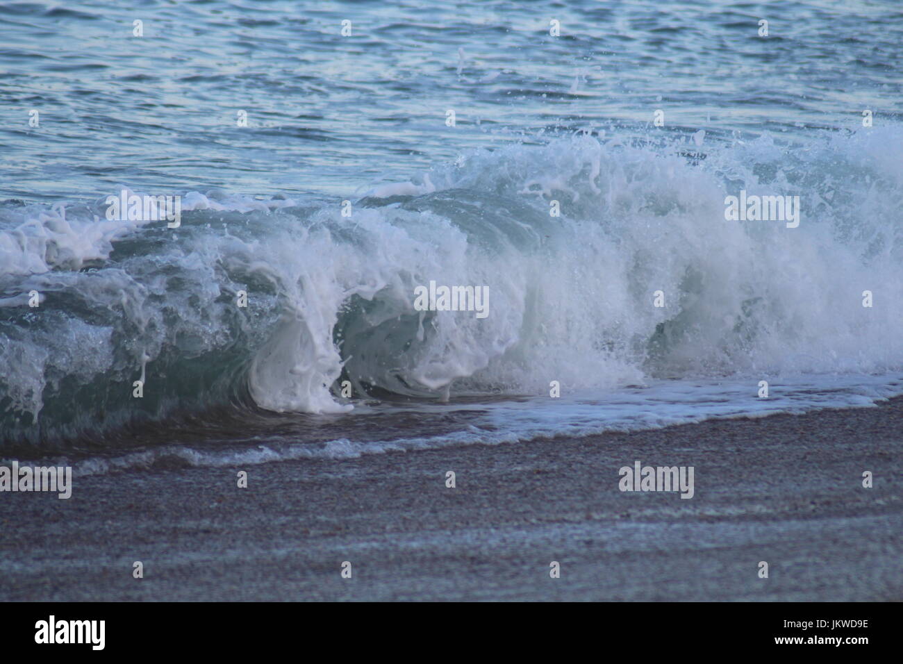 Vagues rouleaux se brisant sur le rivage de la plage Banque de ...