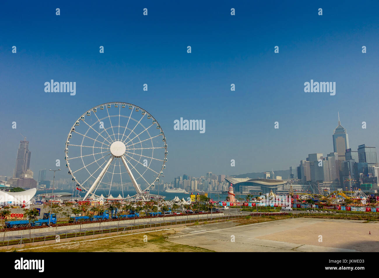 HONG KONG, CHINE - le 26 janvier 2017 : l'icône populaire de roue d'observation de l'île de Hong Kong, près de l'Embarcadère de arera avec bâtiments en backgrou Banque D'Images