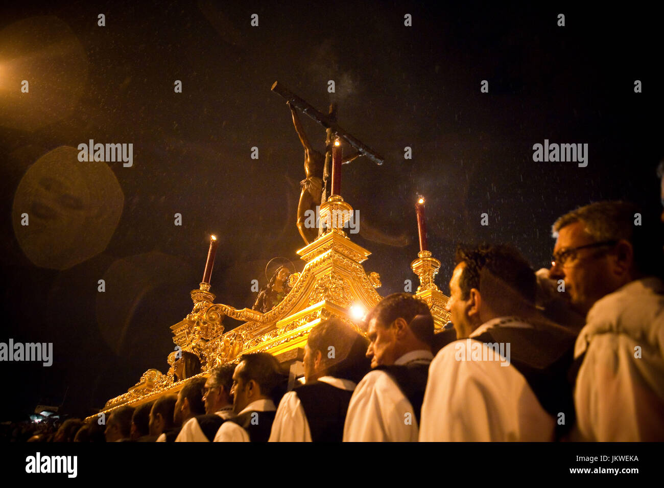 Les membres de la fraternité Mena portent le trône du Christ de la bonne mort, sous la pluie, pendant la procession du Jeudi Saint à Malaga, Espagne. Date : 04/21/2011. Photographe : Xabier Mikel Laburu Van Woudenberg.------------------------------ membres de la cofradía de Mena transportan el trono del Santísimo Cristo de la Buena Muerte, bajo la lluvia, durante la procesion del Jueves Santo en Málaga, España. Fecha : 21/04/2011. Fotógrafo : Xabier Mikel Laburu Van Woudenberg. Banque D'Images