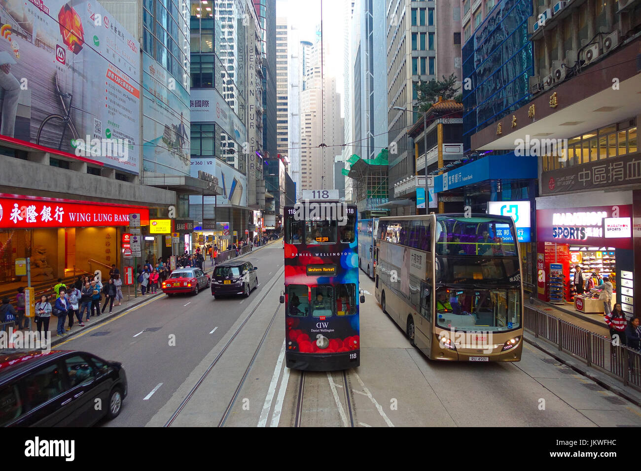 HONG KONG, CHINE - le 26 janvier 2017 : deux bus à impériale à Hong Kong, Chine. Le pont supérieur du système de tramways à Hong Kong est l'une des trois et la mos Banque D'Images