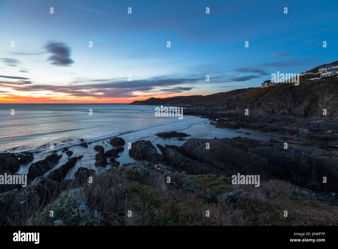Un ciel bleu coucher soleil soir sur la côte rocheuse de Mortehoe et Woolacombe, North Devon Banque D'Images