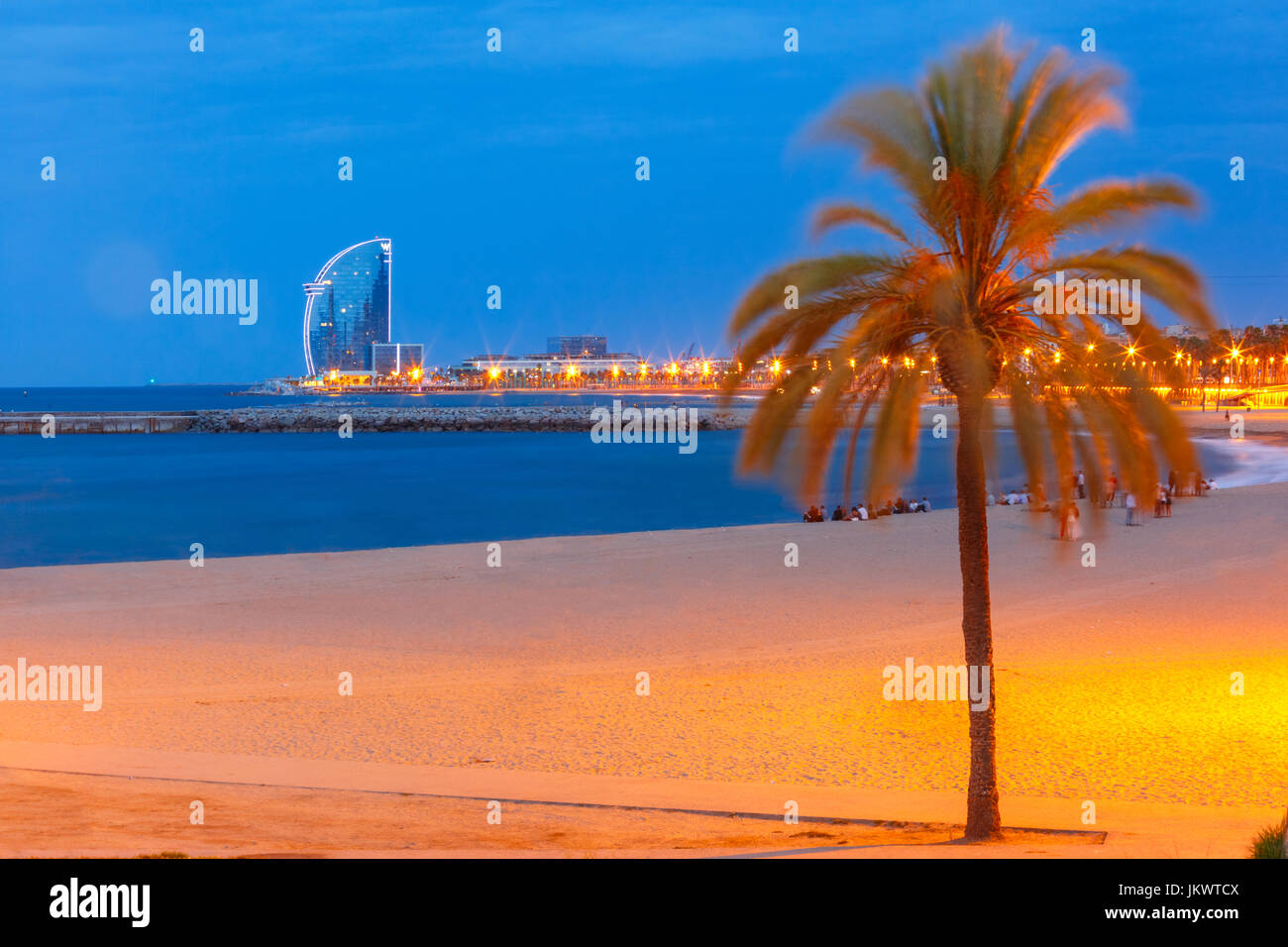 La plage de Barceloneta à Barcelone la nuit, Espagne Banque D'Images