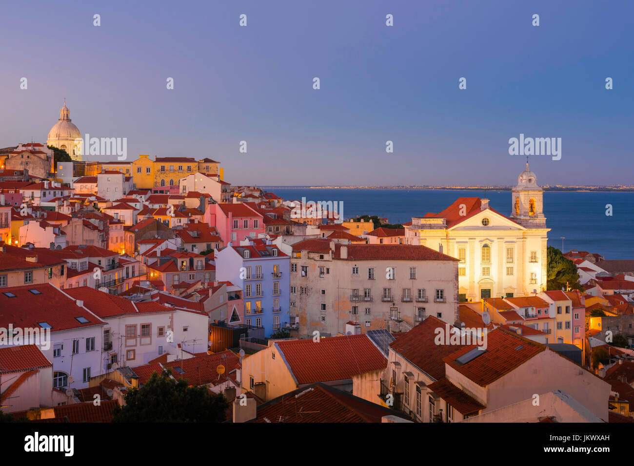 Lisbonne Portugal paysage urbain, vue panoramique sur la ville pittoresque d'Alfama la nuit avec l'église de Sao Estevao illuminée, Lisbonne Portugal. Banque D'Images