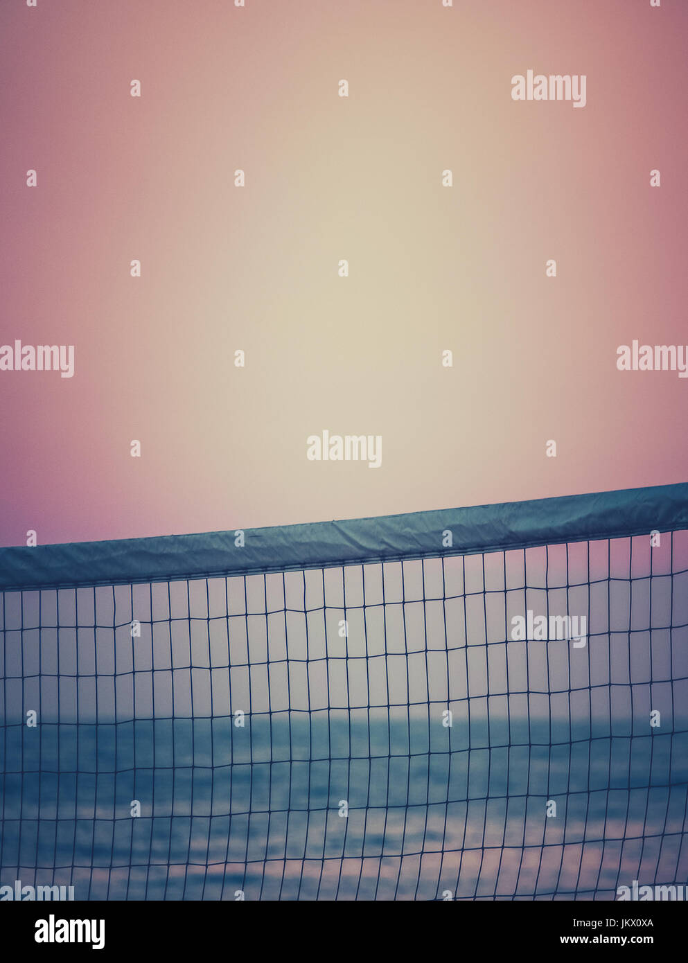Retro beach-volley filtrée au coucher du soleil Net With Copy Space Banque D'Images