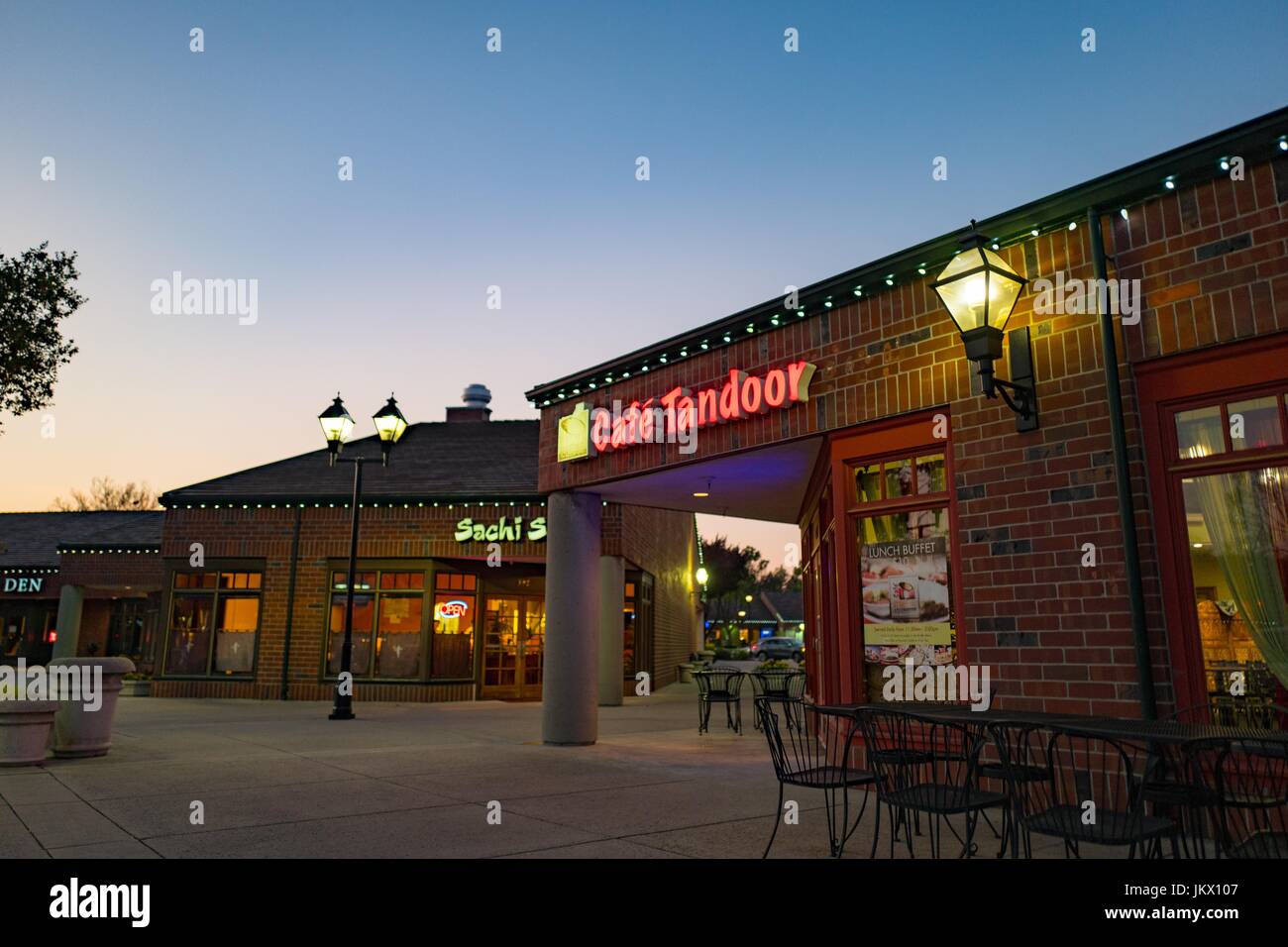 Tandoor Cafe, un restaurant indien dans Sam Ramon, Californie, dans la nuit, le 30 mars 2017. Les immigrants de l'Asie du Sud-Est, dont nombre d'entre eux travaillent dans l'industrie de la technologie, sont de plus en plus une grande évolution démographique dans la partie Est de la baie de la baie de San Francisco, qui constituent 35  % de la population de San Ramon comme du recensement de 2010. Banque D'Images