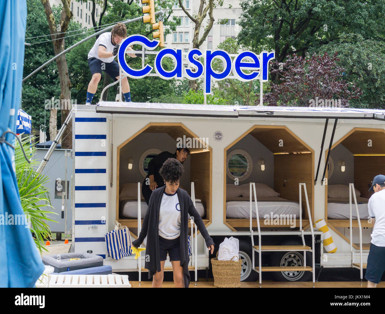Préparer les travailleurs Casper Tour Pan remorque équipée avec cabines équipées de matelas Casper à un événement promotionnel à Flatiron Plaza à New York, le vendredi 14 juillet 2017. La société vend un type de matelas en mousse à mémoire juste auparavant via l'internet, voyage dans une boîte avec le matelas d'élargir à l'ouverture. Casper a récemment commencé à vendre leurs matelas dans briick-et-mortier magasins Target. (© Richard B. Levine) Banque D'Images
