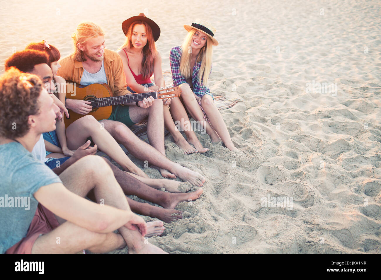 Joyeux groupe d'amis ayant fête sur la plage Banque D'Images