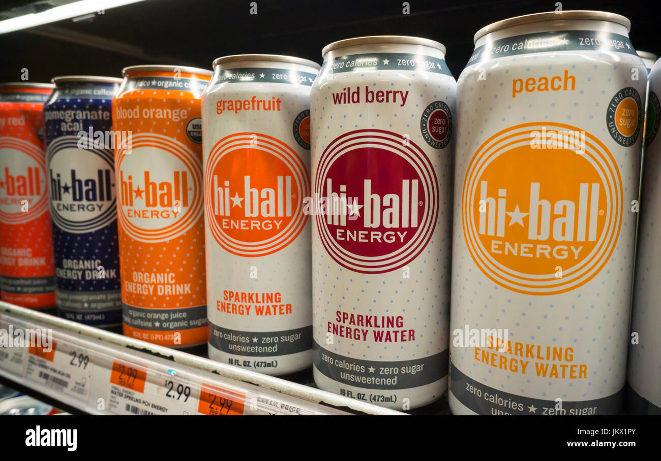 Les canettes de boissons énergétiques Hi-Ball refroidisseur dans un supermarché à New York, le jeudi 20 juillet 2017. Anheuser-Busch InBev (AB) a annoncé qu'il fera l'acquisition de l'énergie Hiball bouilloire de l'organique Hi-Ball boissons énergétiques et les boissons pétillantes Palta Alta. À mesure que les Américains s'éloigner des bières, telles que Budweiser, Anheuser-Busch a diversifié son portefeuille de marques. (© Richard B. Levine) Banque D'Images