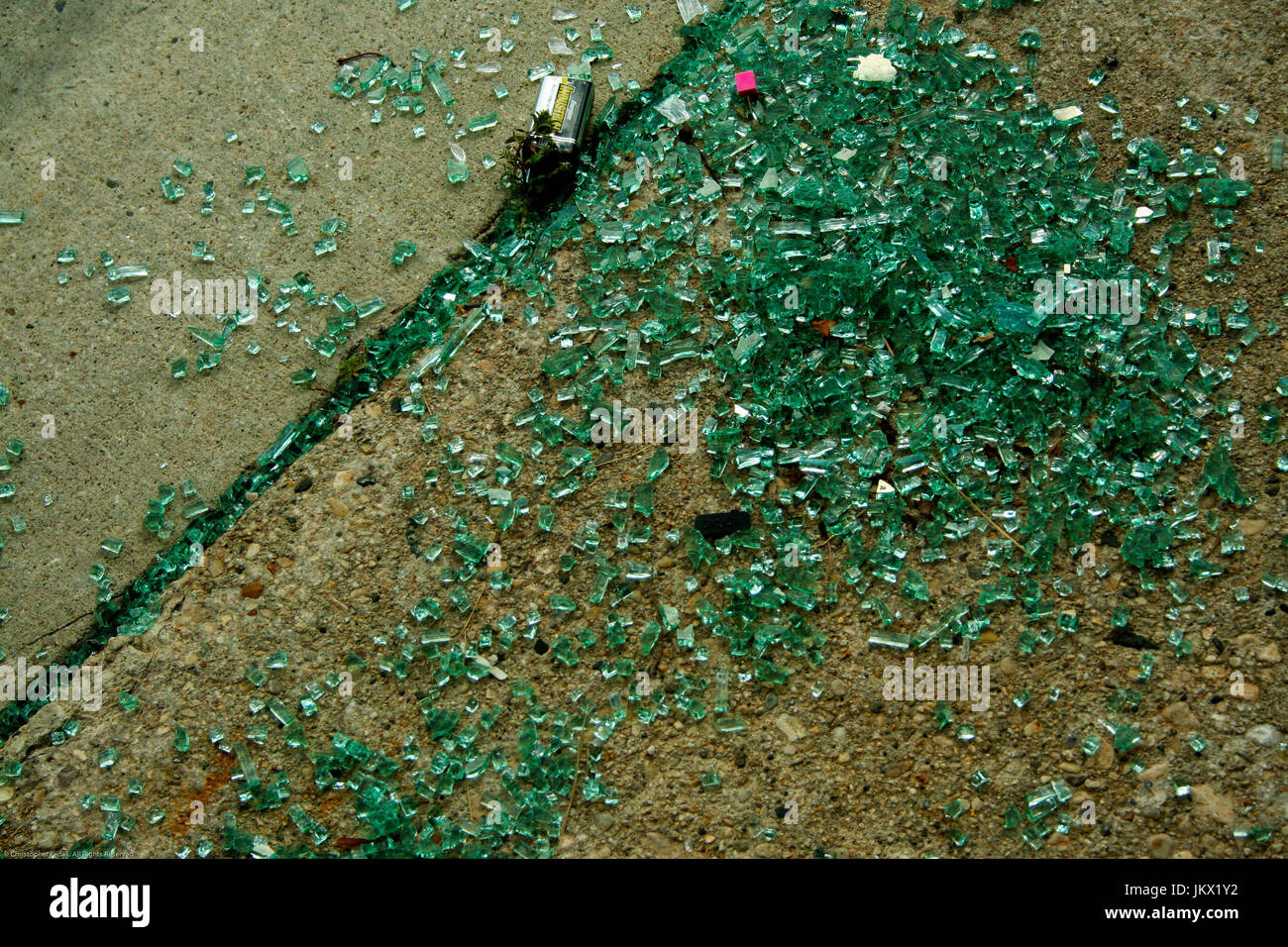 Les éclats de verre éparpillés sur le sol Banque D'Images