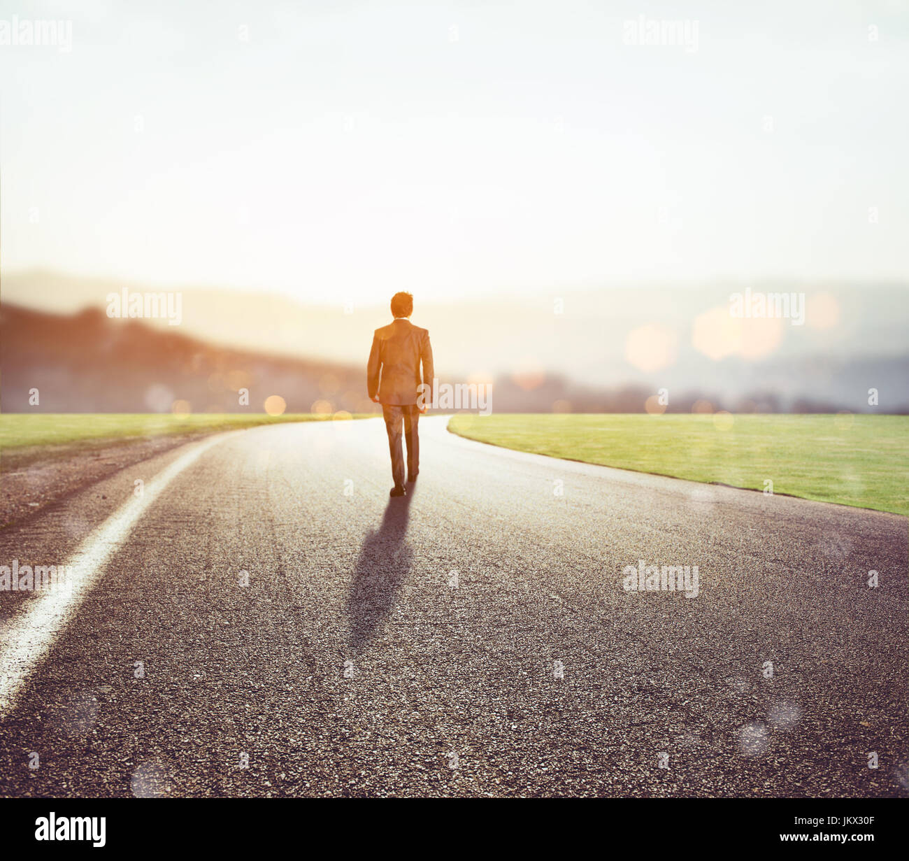 Homme marche sur une route inconnue pour une nouvelle aventure Banque D'Images