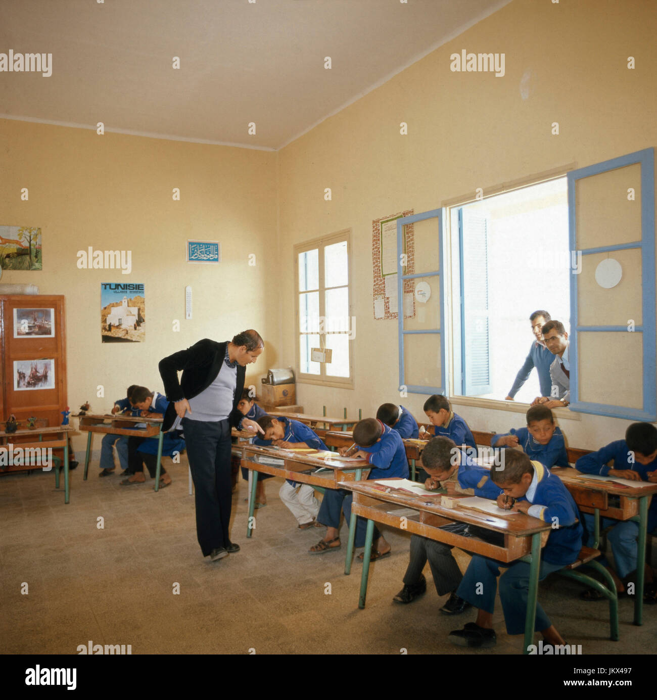 Lehrer mit seinen Schülern und Schule im Klassenraum à Tunis, Tunesien 1980 er Jahre. Enseignant avec ses élèves dans une salle de classe d'une école à Tunis, Tunisie 80. Banque D'Images