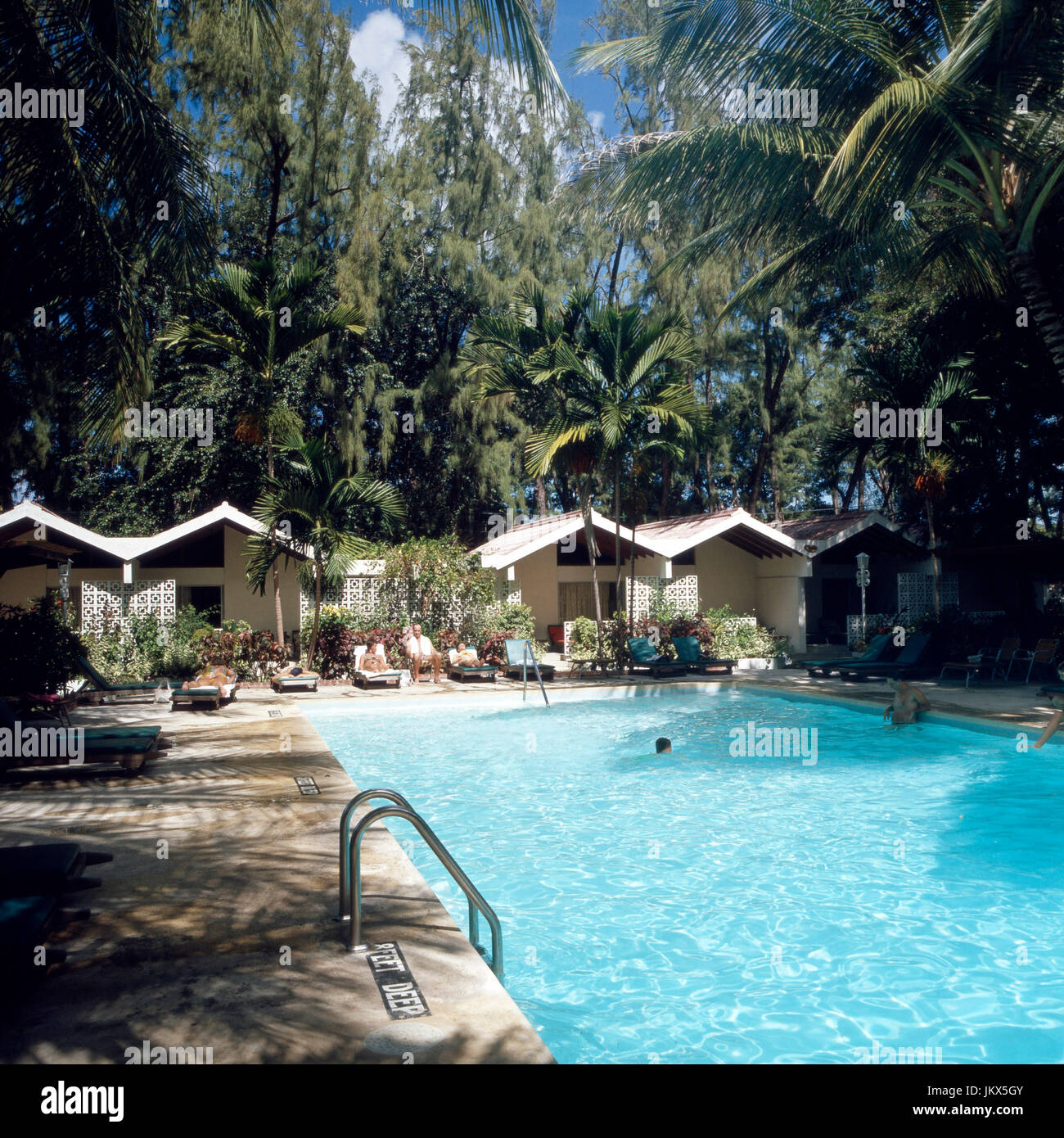 Piscine d'im Hotel Colony Club, la Barbade des années 1980 er Jahre. Espace piscine de l'hôtel Colony Club, la Barbade des années 1980. Banque D'Images