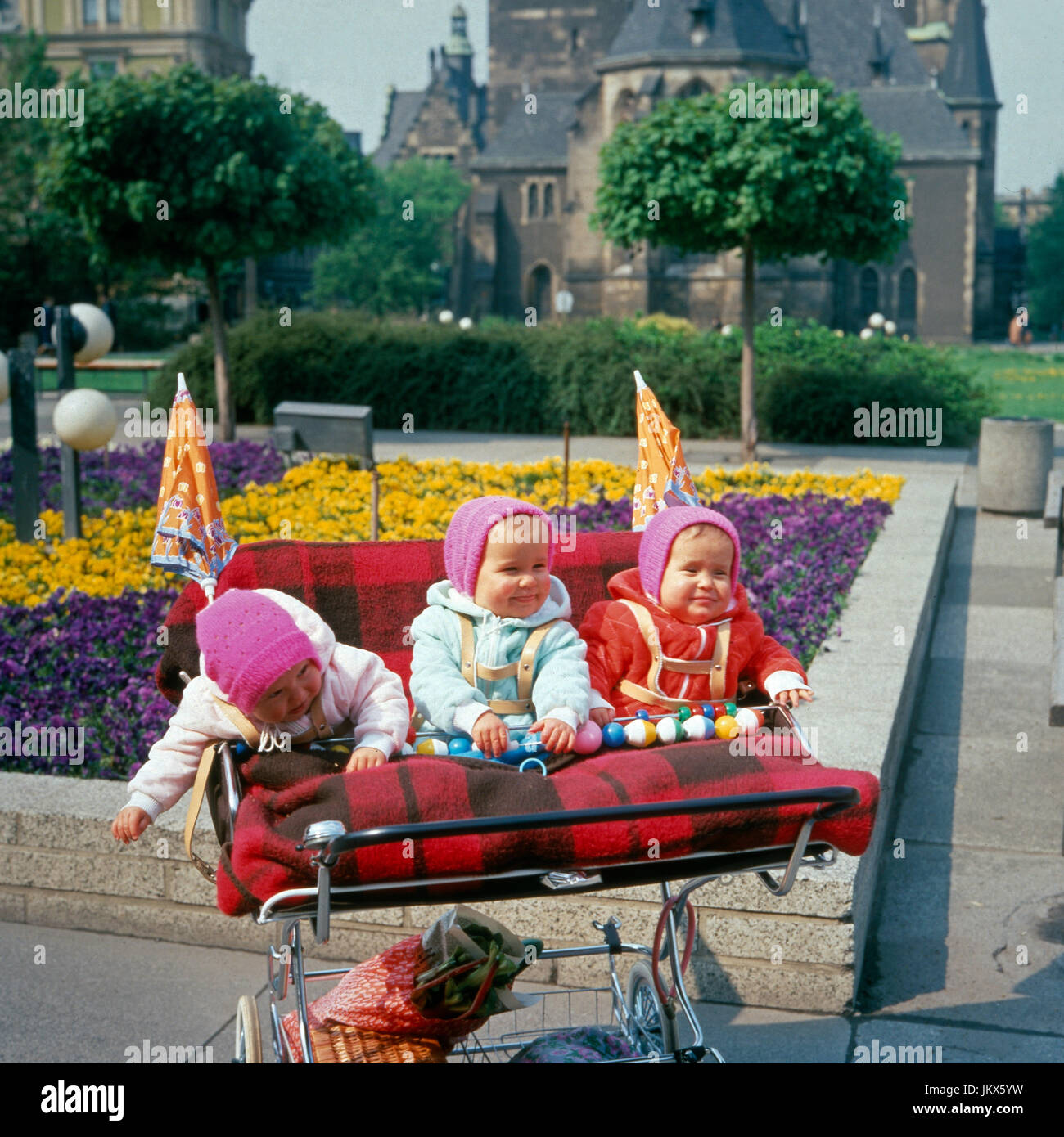 Drillinge in Ihrem Kinderwagen, Deutschland 1980 er Jahre. Triplés dans  leur landau, Allemagne des années 1980 Photo Stock - Alamy