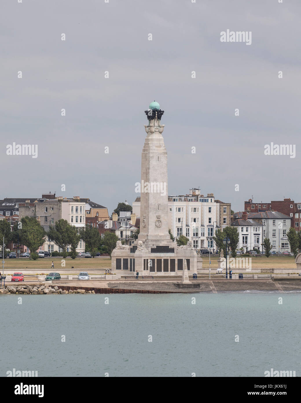 Portsmouth Naval mémorial aux disparus des deux guerres mondiales vu de Spithead Banque D'Images