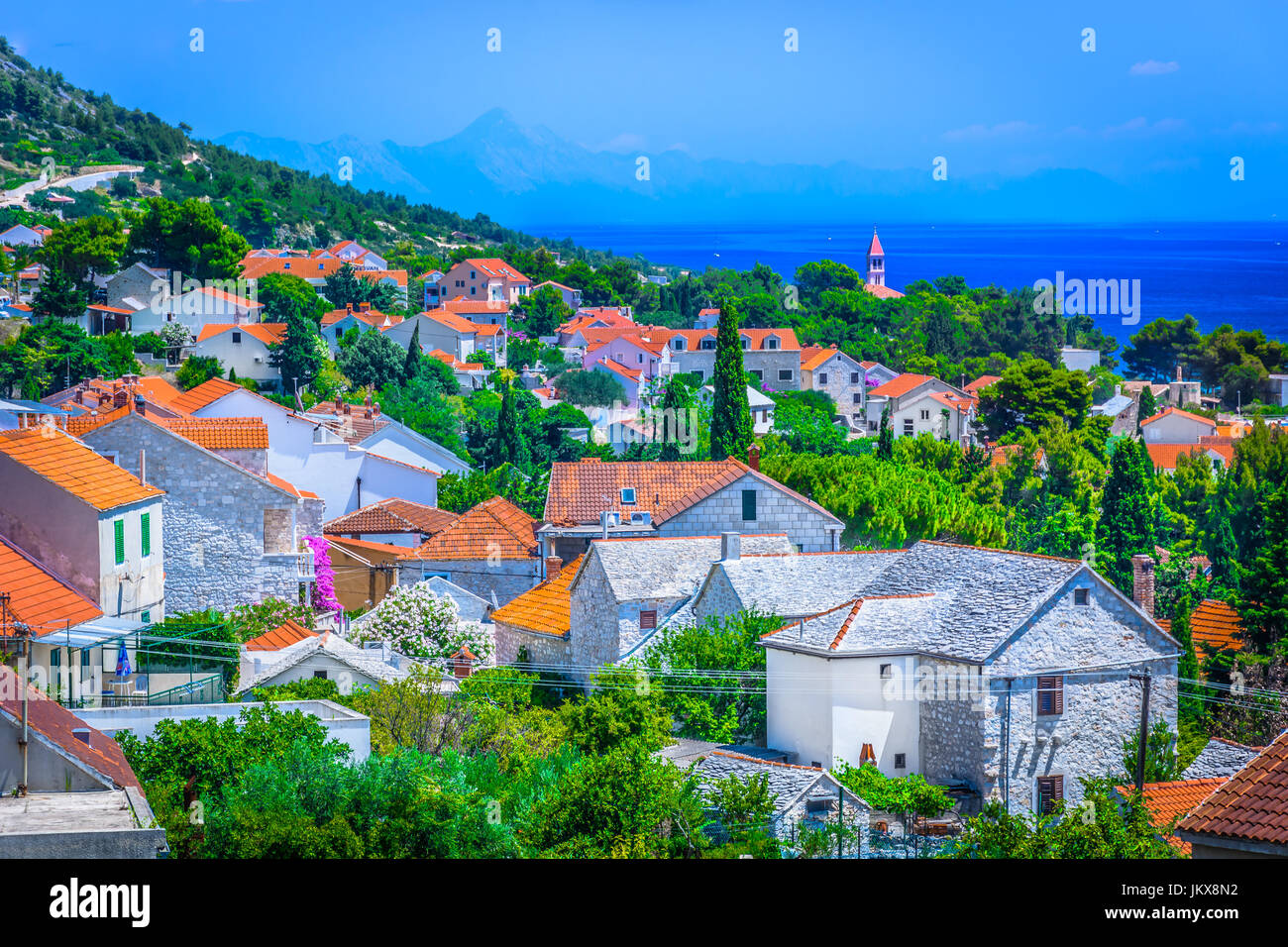 Vue aérienne sur la ville de Bol sur l'île de Brac, célèbre station balnéaire sur la côte Adriatique. Banque D'Images