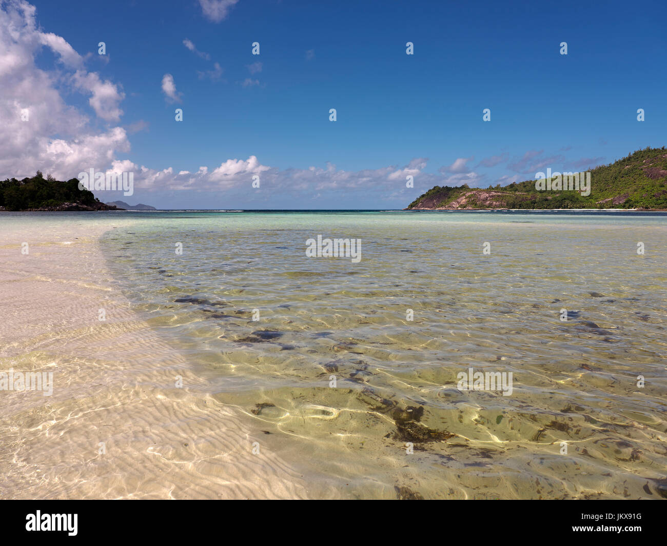 Une belle plage à Mahé, Seychelles Banque D'Images