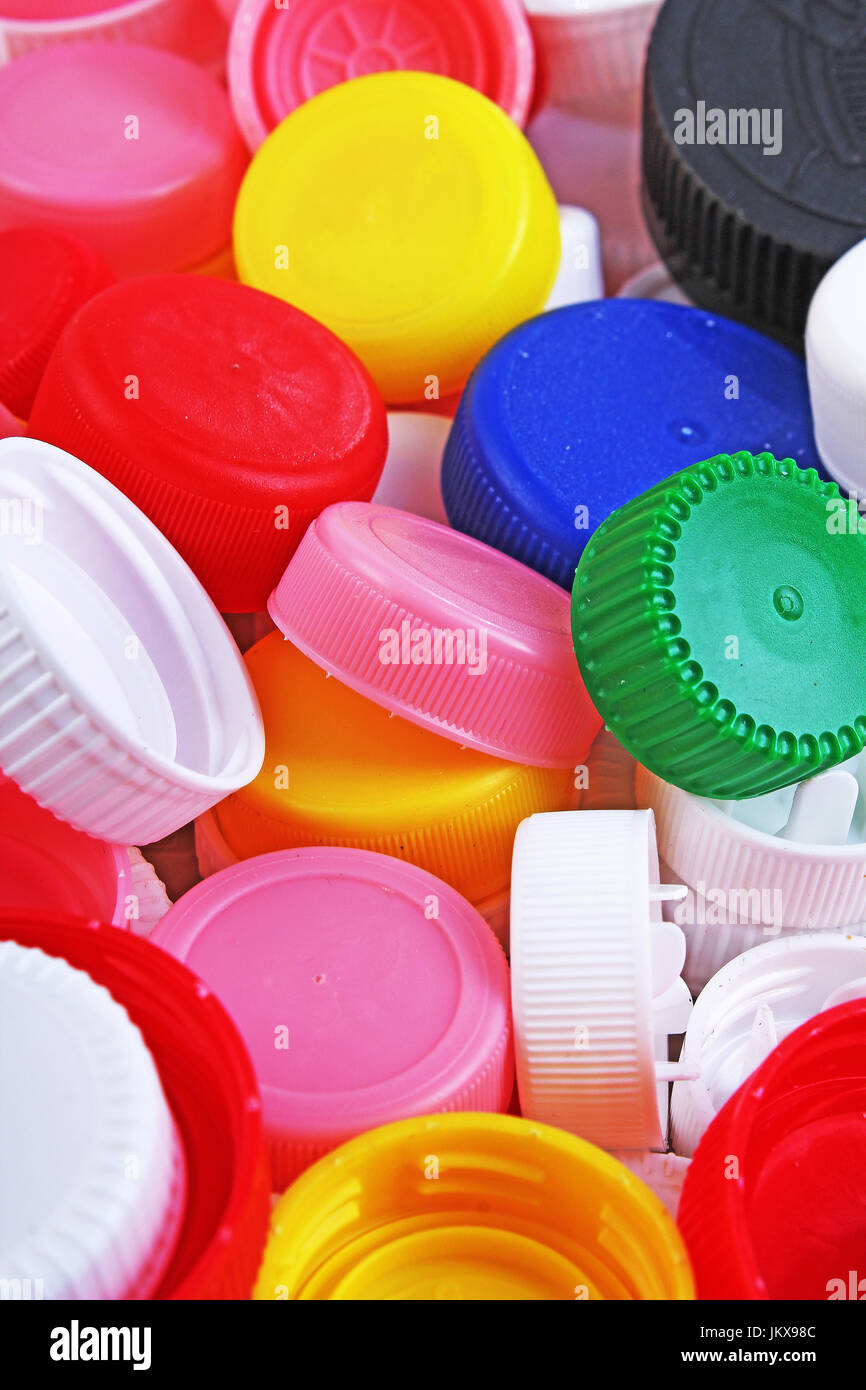 Collecter des bouchons de bouteille en plastique. Close-up shot de pile de bouchons de bouteilles en plastique recyclable sur fond blanc. Capsule de bouteille texture pattern comme arrière-plan. Banque D'Images