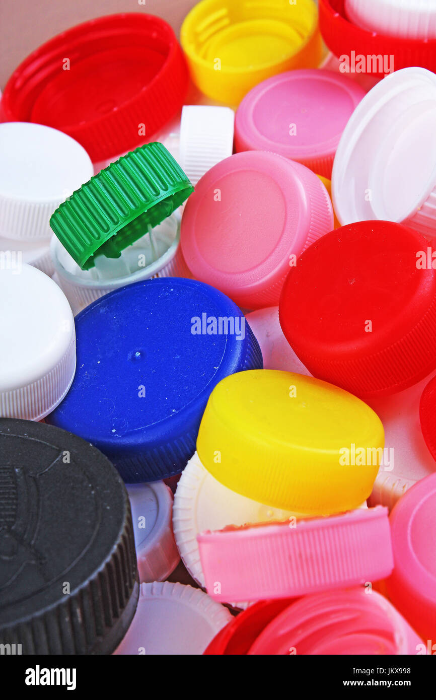 Collecter des bouchons de bouteille en plastique. Close-up shot de pile de bouchons de bouteilles en plastique recyclable sur fond blanc. Capsule de bouteille texture pattern comme arrière-plan. Banque D'Images