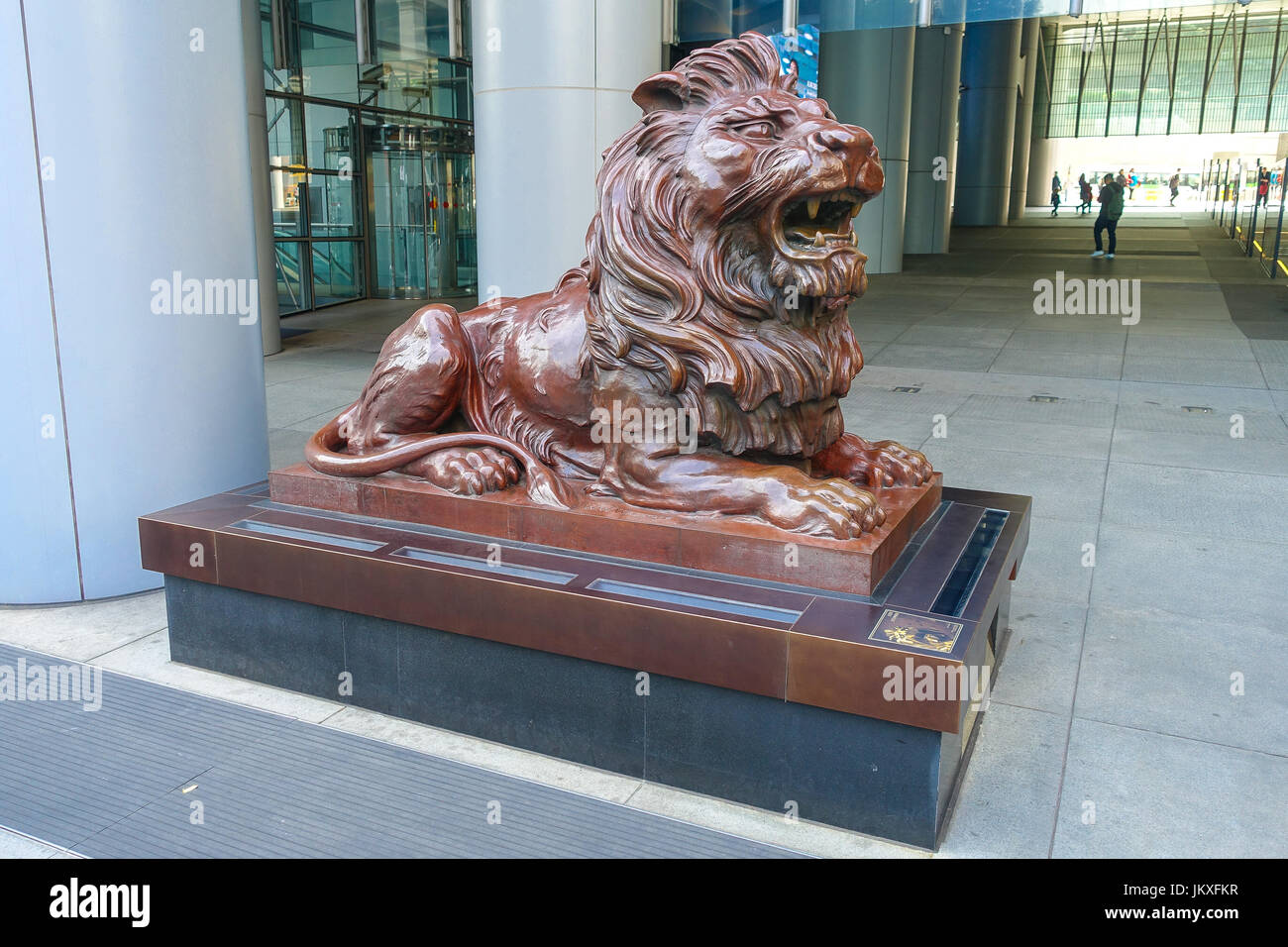 Lion de la HSBC près de l'édifice du siège social de la Hong Kong and Shanghai Banking Corporation en Europe centrale. Holding HSBC est la principale banque à Hong Kong Banque D'Images