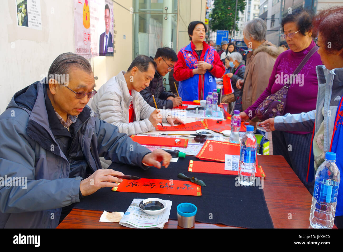 HONG KONG, CHINE - le 26 janvier 2017 : des personnes non identifiées, l'écriture sur une wisshes papier rouge contiennent des sens pour le Nouvel An chinois tient à Hong Kong Banque D'Images