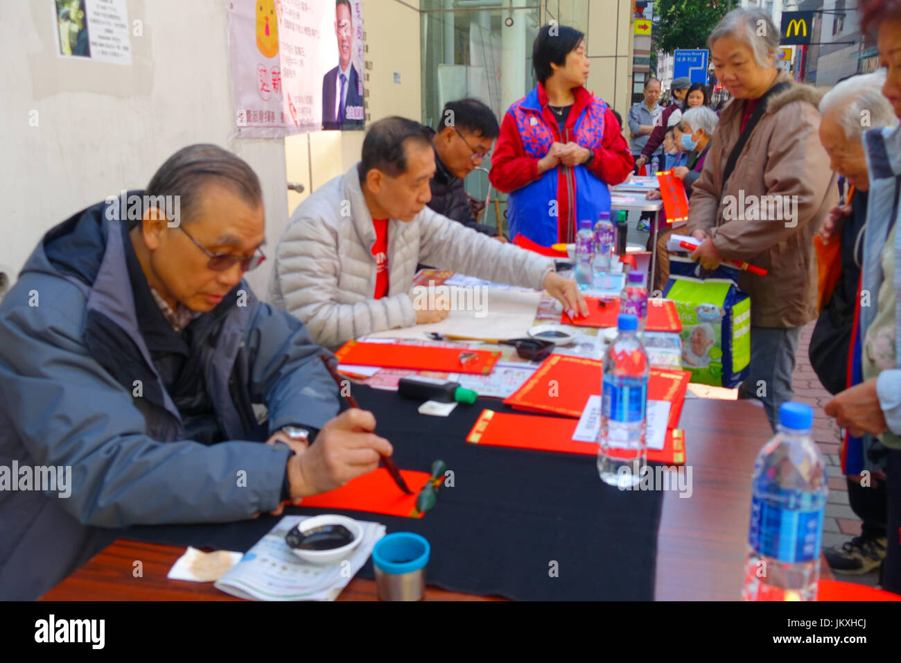HONG KONG, CHINE - le 26 janvier 2017 : des personnes non identifiées, l'écriture sur une wisshes papier rouge contiennent des sens pour le Nouvel An chinois tient à Hong Kong Banque D'Images