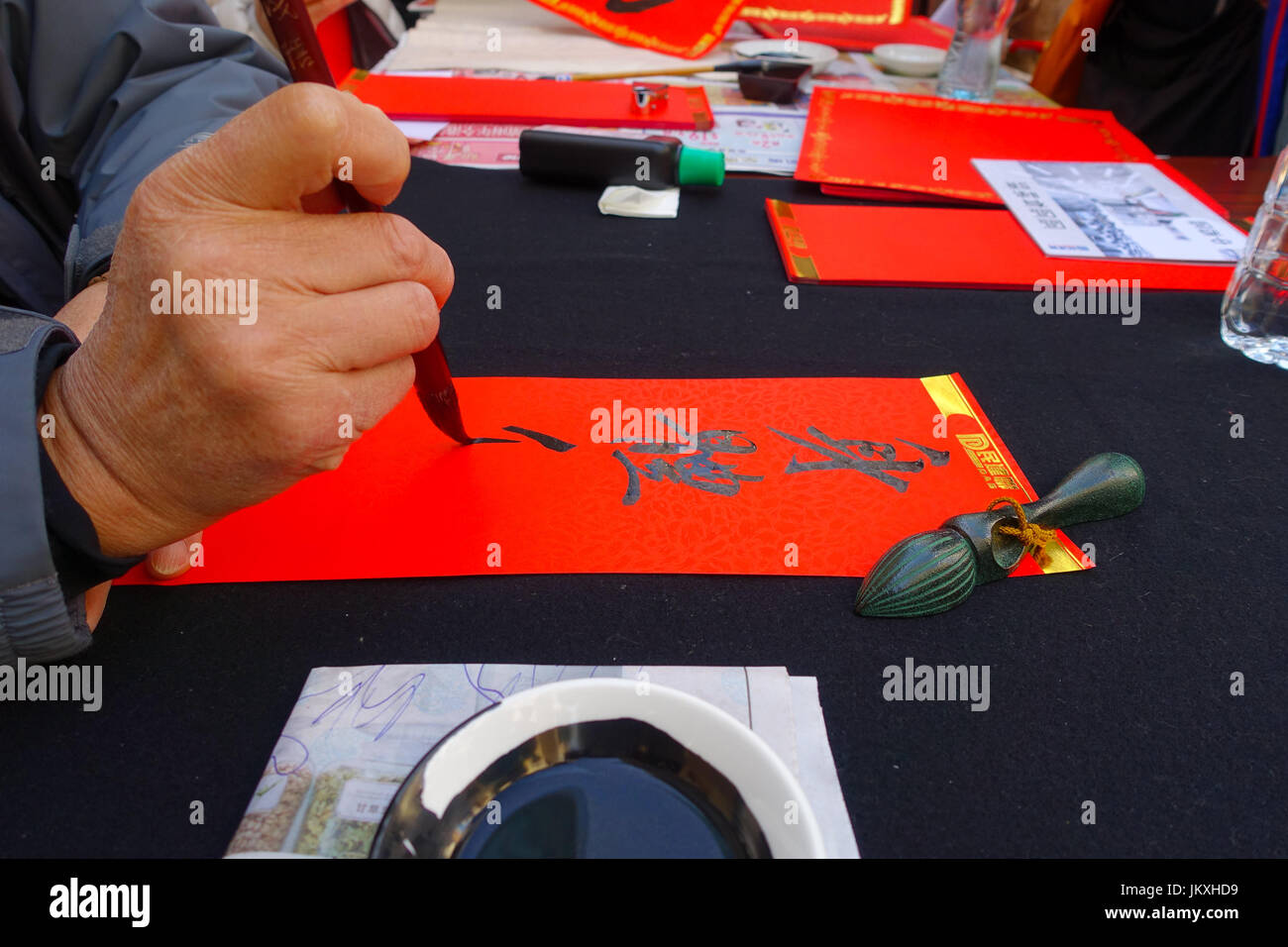 HONG KONG, CHINE - le 26 janvier 2017 : Calligraphie chinoise sur papier rouge contiennent des sens pour le Nouvel An chinois tient Banque D'Images