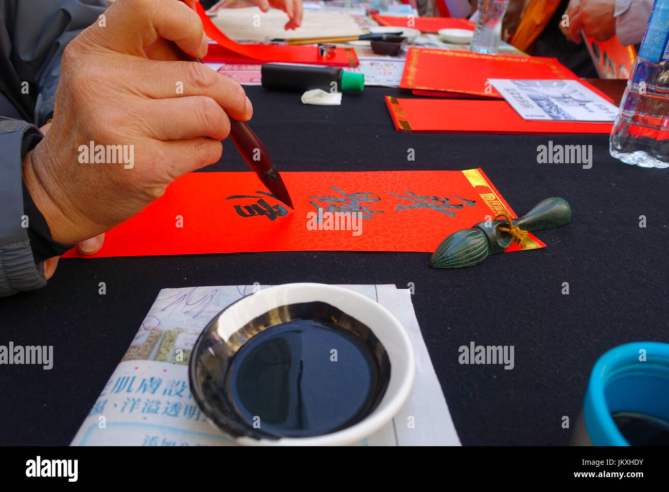 HONG KONG, CHINE - le 26 janvier 2017 : Calligraphie chinoise sur papier rouge contiennent des sens pour le Nouvel An chinois tient Banque D'Images