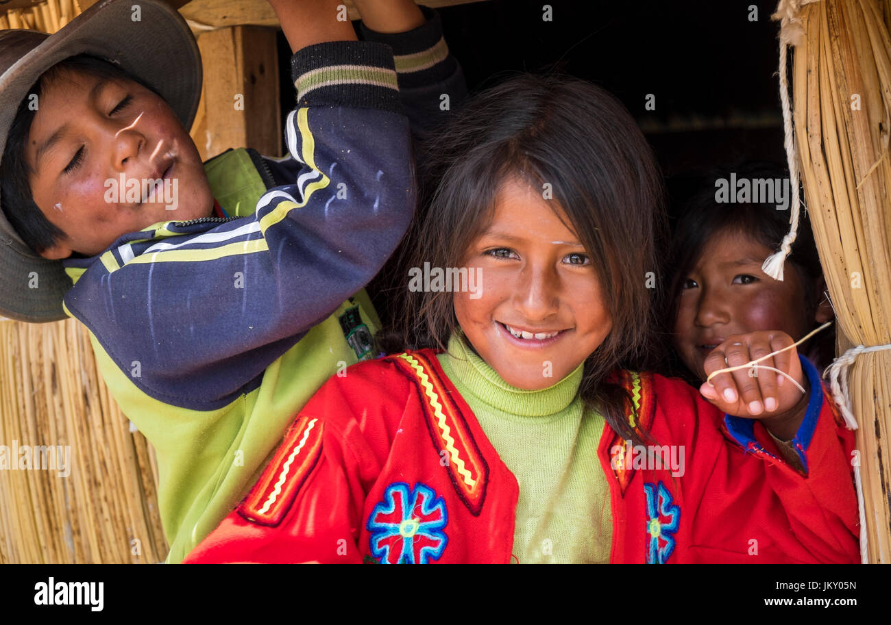 Les îles Uros, PÉROU - CIRCA AVRIL 2014 : Enfants frères de Uros îles du lac Titicaca, dans de de leurs traditionnelles aménagées. Banque D'Images