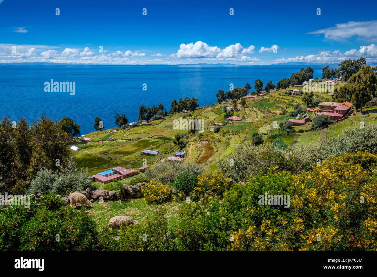 Terrasses de l'île de Taquile et vue sur le lac Titicaca, au Pérou. Banque D'Images