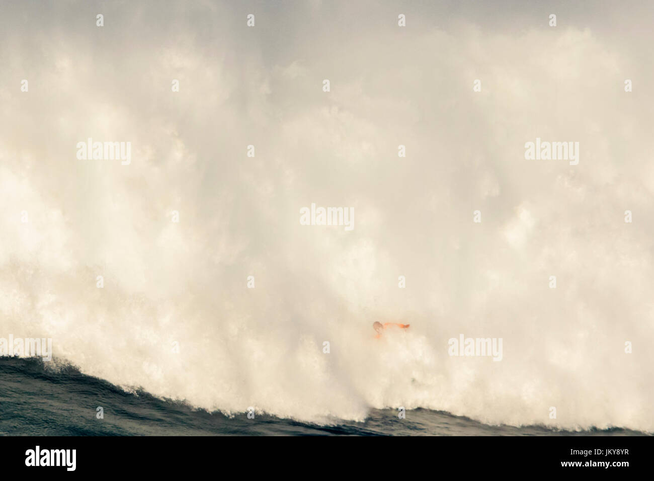 Big Wave surfing event. Les plus grandes vagues de surf au monde, à Praia do Norte, Caldas da Rainha, Portugal, popularisée par Garrett MacNamara Banque D'Images