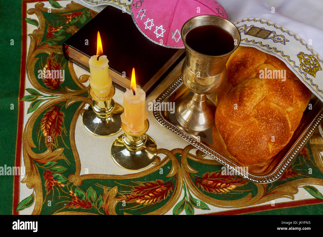 Shabbat Shalom - rituel de Sabbat juif traditionnel pain challah, vin Banque D'Images