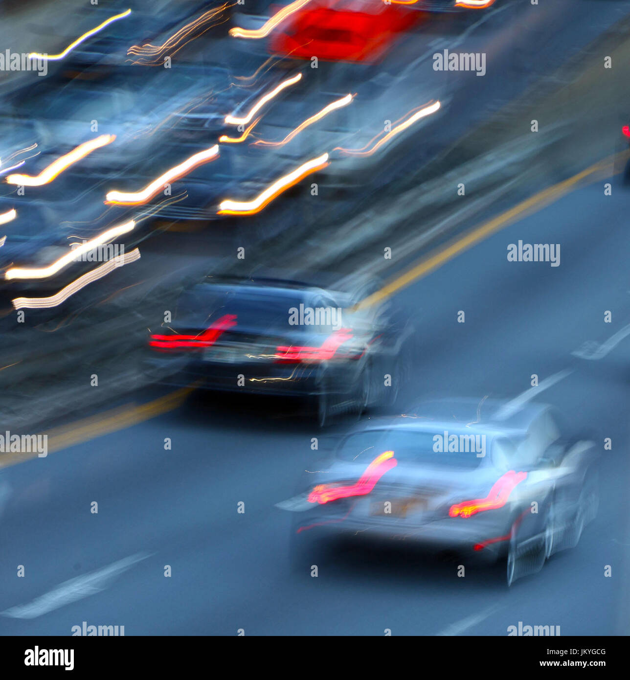 Les lumières des voitures sur l'autoroute en slow motion Banque D'Images