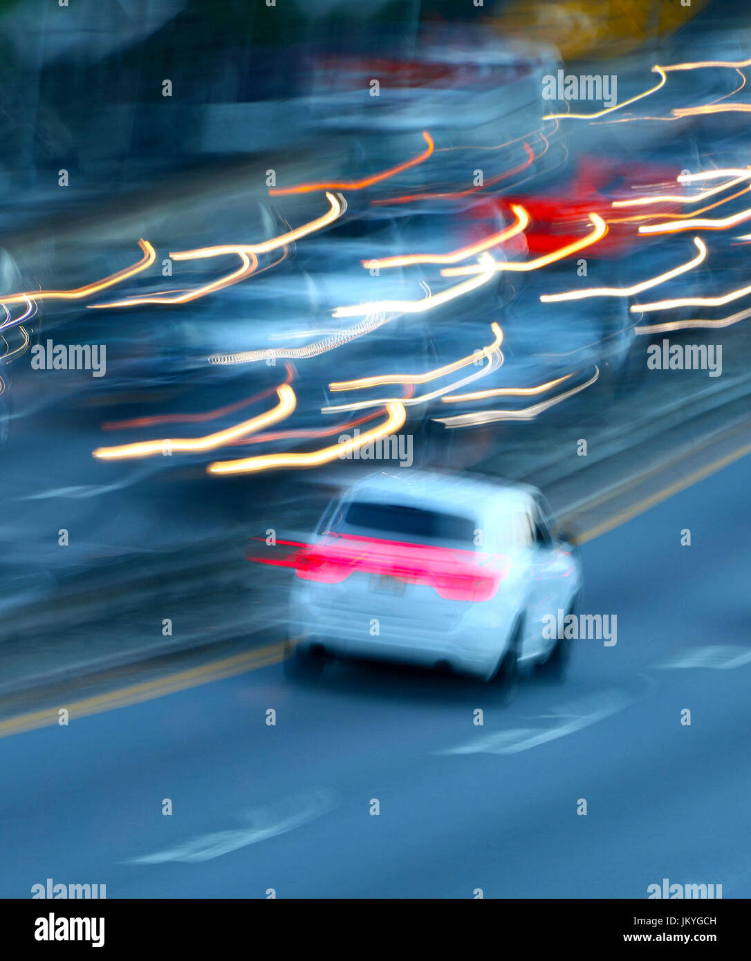 Les lumières des voitures sur l'autoroute en slow motion Banque D'Images