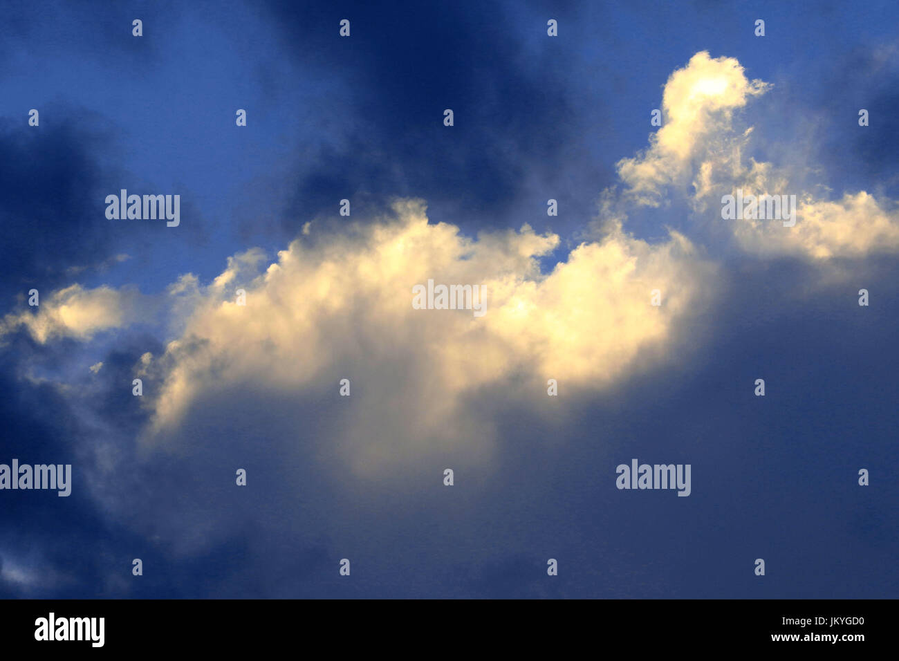 Ciel bleu avec des nuages au crépuscule Banque D'Images