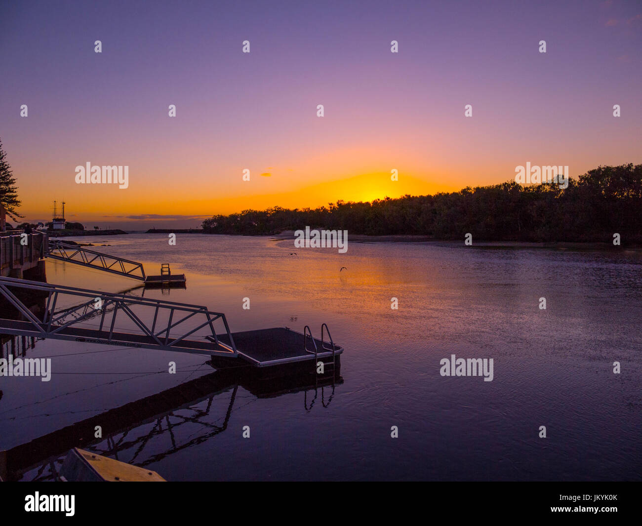 Lever du soleil Ciel Reflet de jetée par l'embouchure de la rivière à marée basse le matin Banque D'Images