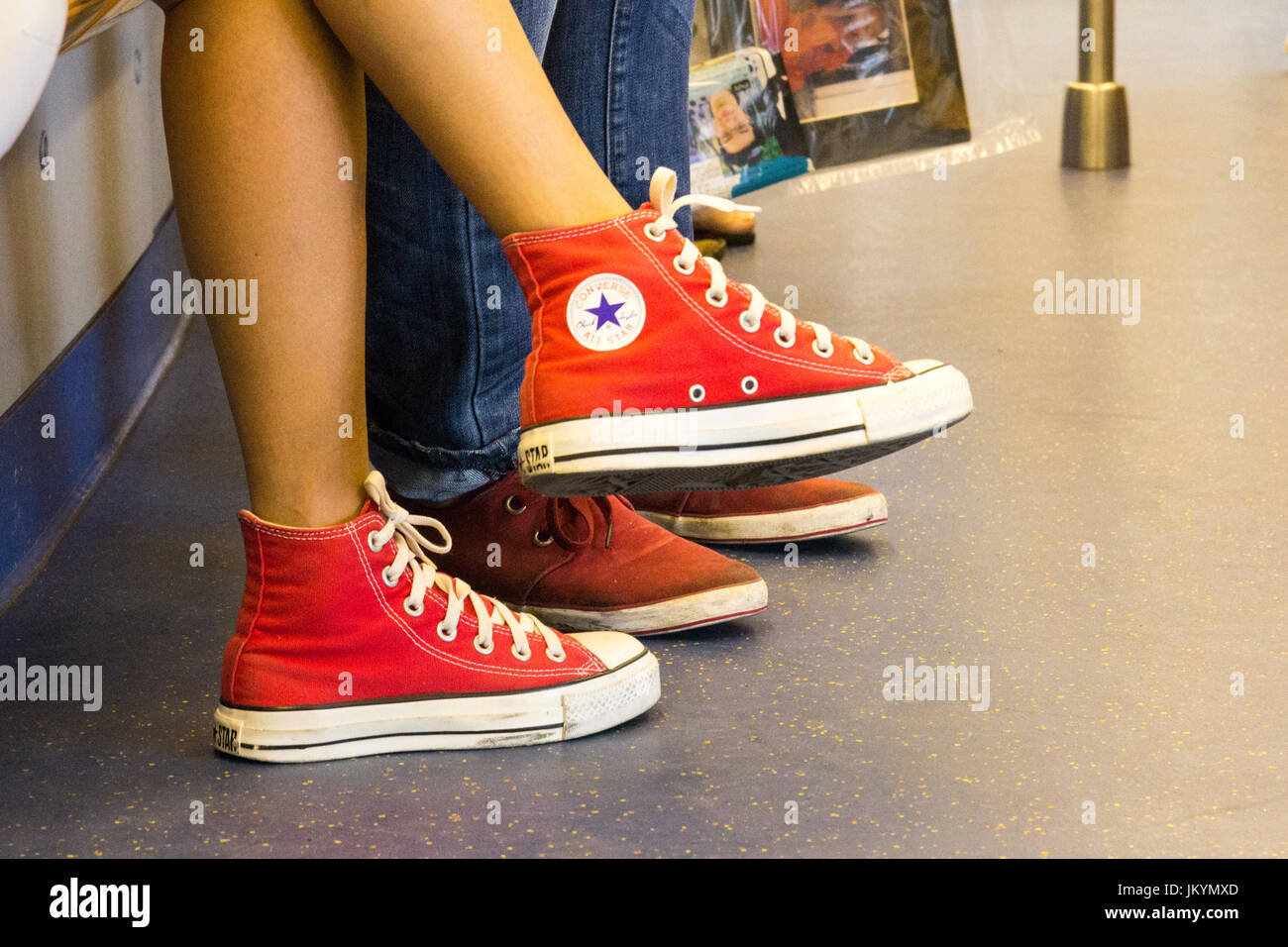 Young Girl wearing paire de chaussures Converse All Star Banque D'Images