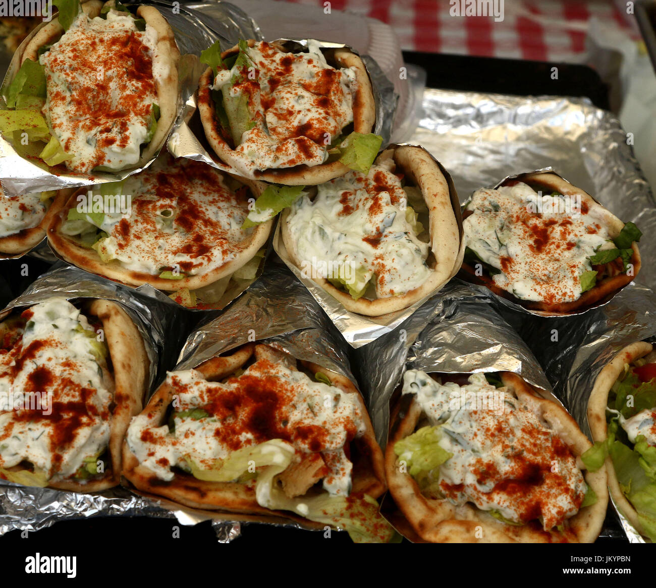 Enveloppements grec fait sauce tzatziki, feta, paprika, salade et poulet Banque D'Images