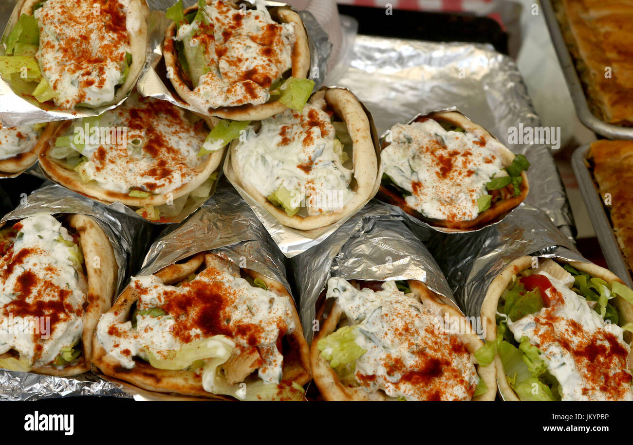 Enveloppements grec fait sauce tzatziki, feta, paprika, salade et poulet Banque D'Images