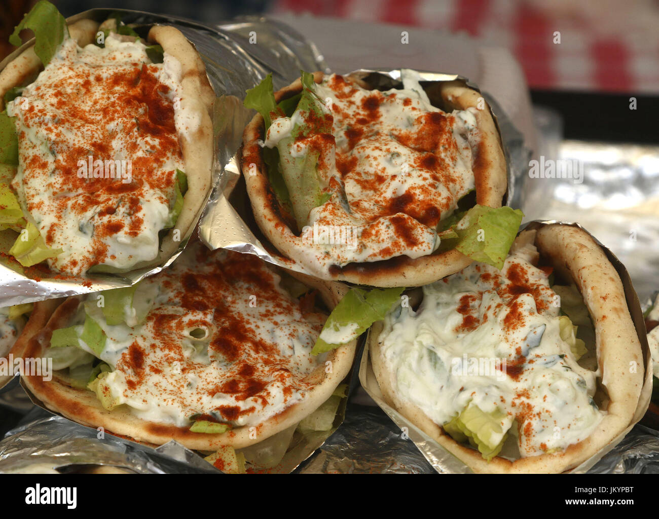 Enveloppements grec fait sauce tzatziki, feta, paprika, salade et poulet Banque D'Images