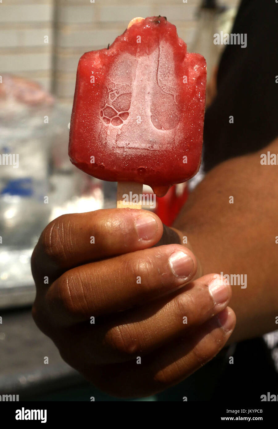 À moitié mangé frozen strawberry ice cream Banque D'Images