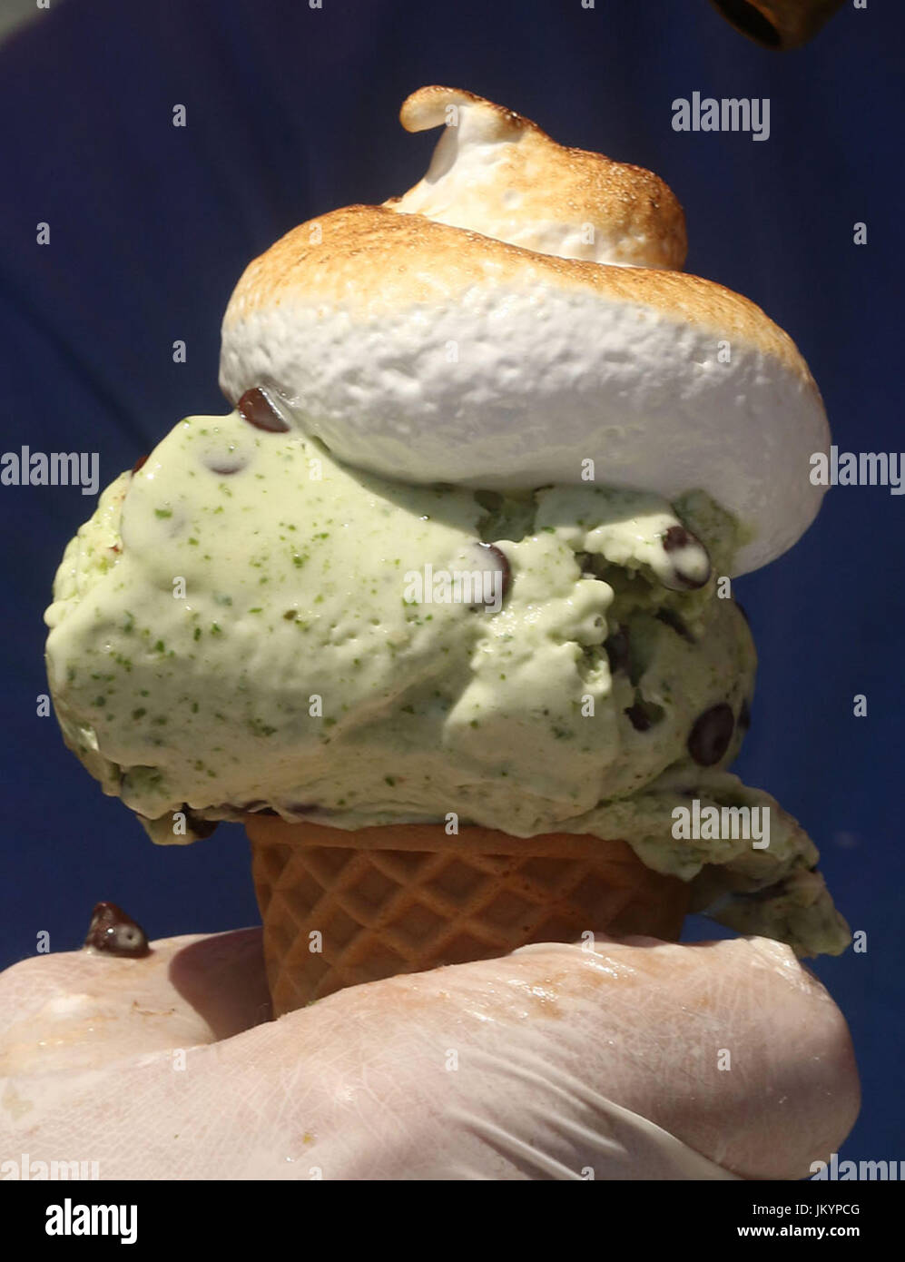 Chocolat menthe ice cream cone avec garniture de crème fouettée caramélisées Banque D'Images