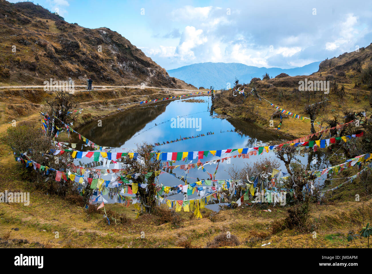 Drapeau de prière tibétain ou pulmonaire ta et à côté de l'étang, le drapeau s'accrocher haut lieu pour l'écoulement du vent tiens de tous les peuples de l'Inde, le Sikkim , Banque D'Images Drapeau de prière tibétain ou pulmonaire ta et à côté de l'étang, le drapeau s'accrocher haut lieu pour l'écoulement du vent tiens de tous les peuples de l'Inde, le Sikkim , Banque D'Images
