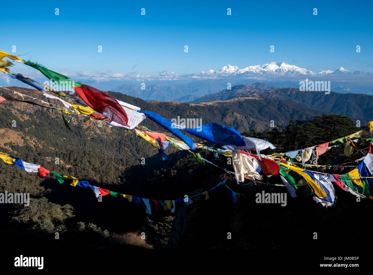 Drapeau de prière tibétain ou Lung ta et Kangchenjunga haute vue depuis le Sandakphu , Darjeeling, en Inde Banque D'Images Drapeau de prière tibétain ou Lung ta et Kangchenjunga haute vue depuis le Sandakphu , Darjeeling, en Inde Banque D'Images