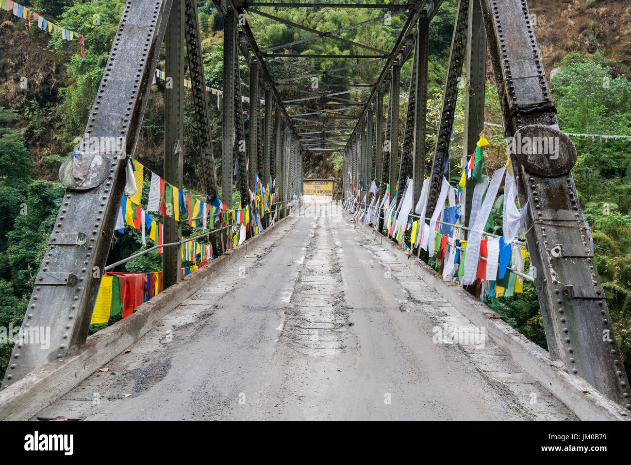 Drapeau de prière tibétain ou Lung ta et le pont, le drapeau s'accrocher haut lieu pour l'écoulement du vent tiens de tous les peuples de l'Inde, le Sikkim , Banque D'Images Drapeau de prière tibétain ou Lung ta et le pont, le drapeau s'accrocher haut lieu pour l'écoulement du vent tiens de tous les peuples de l'Inde, le Sikkim , Banque D'Images