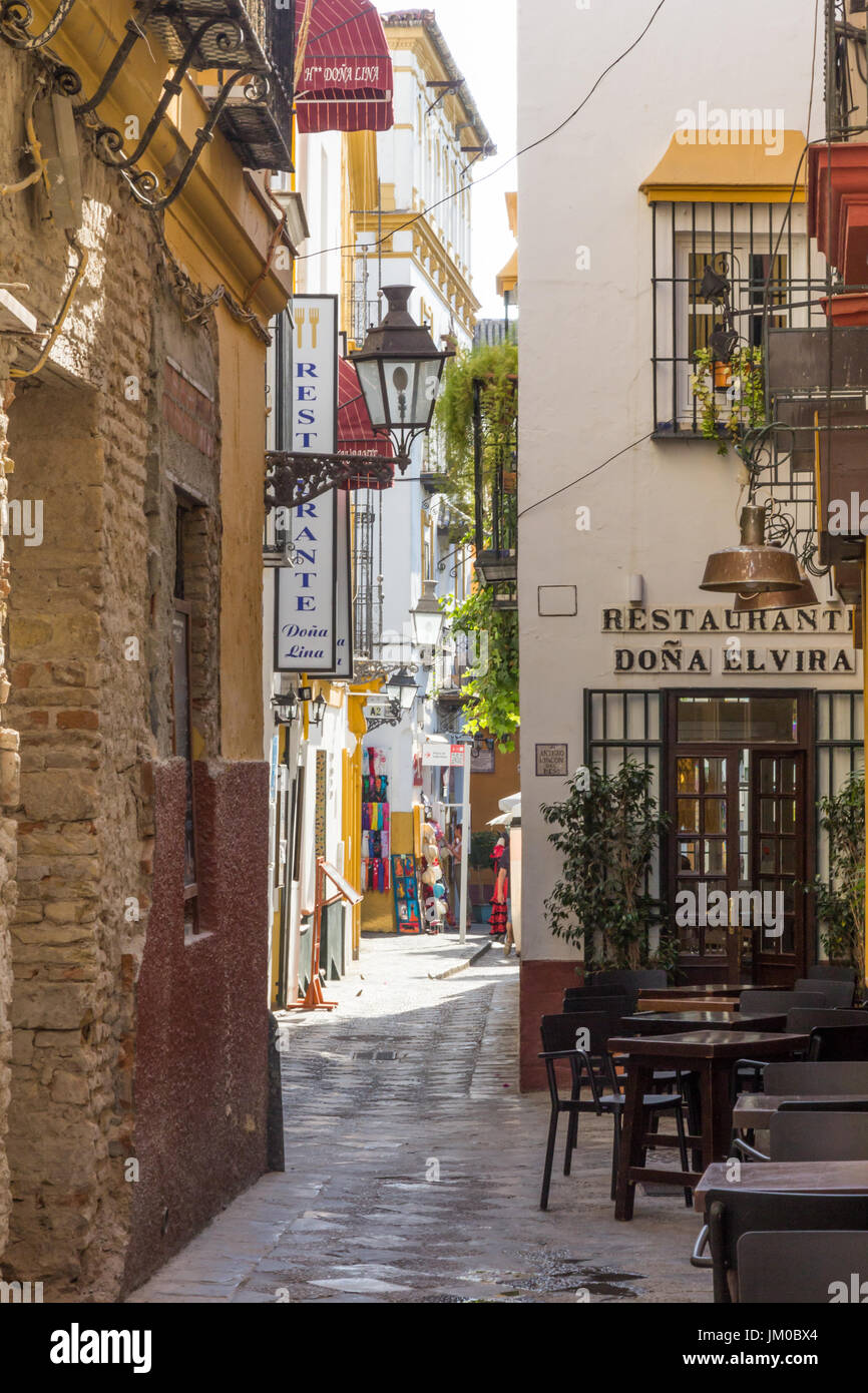 Rue étroite en Séville, Espagne Banque D'Images