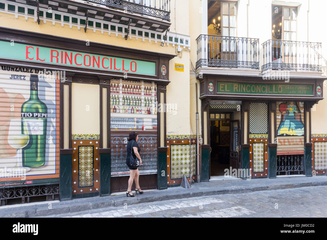 Femme devant un bar restaurant dans le vieux Séville, Espagne Banque D'Images