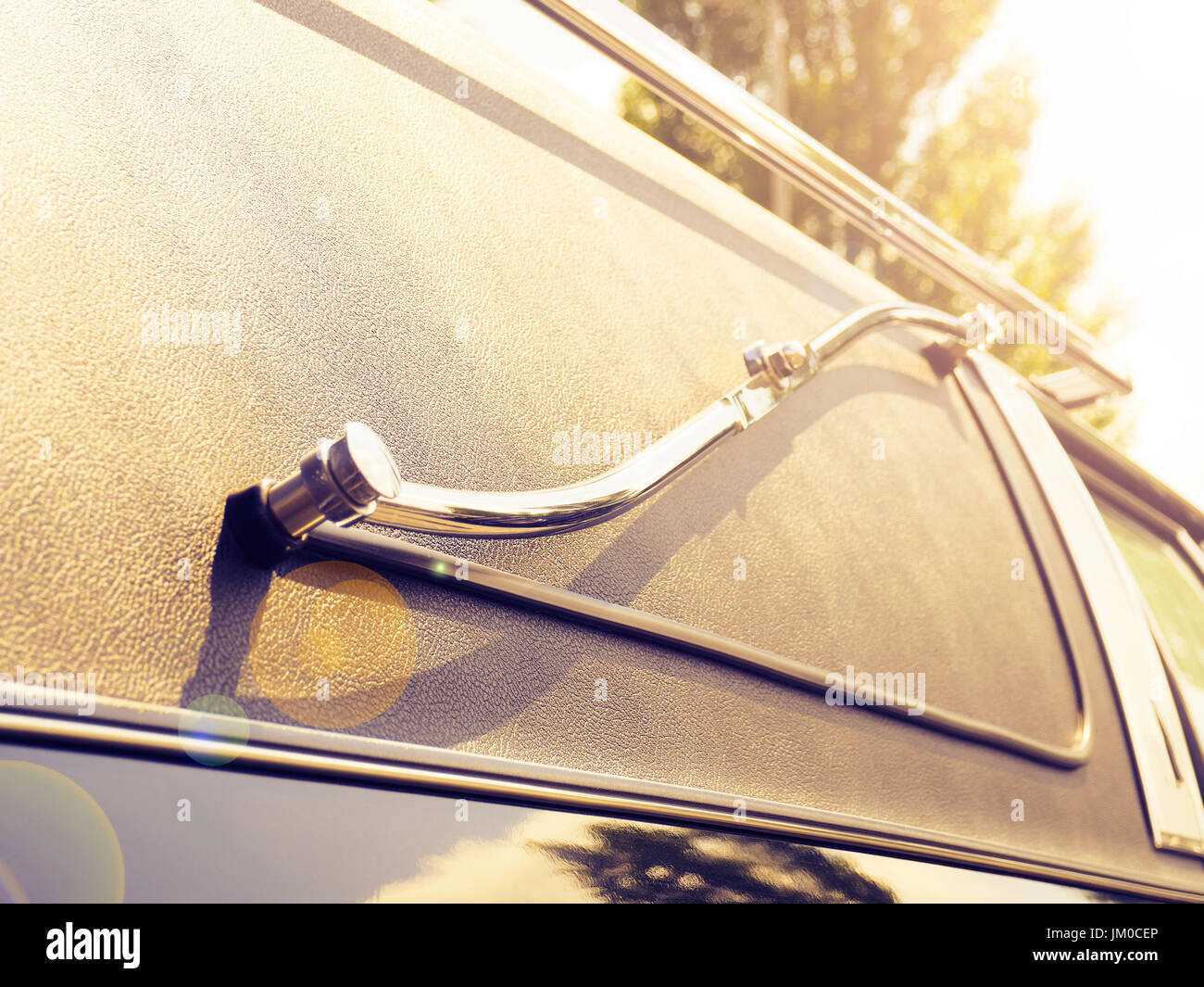 Détail d'une vieille voiture américaine funérailles sous le soleil du soir, style rétro stylisée du film d'arrière-plan Banque D'Images