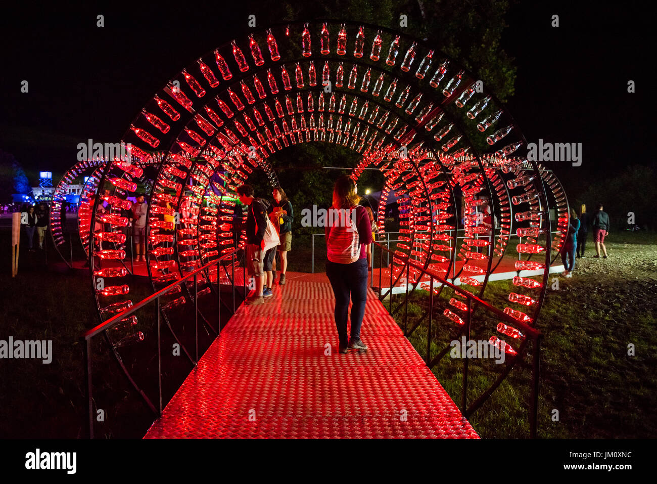 BONTIDA POUR, Roumanie - 13 juillet 2017 : Coca Cola vide bouteilles sont disposées en forme de tunnel et illuminé par les feux rouges au Château électrique festi Banque D'Images