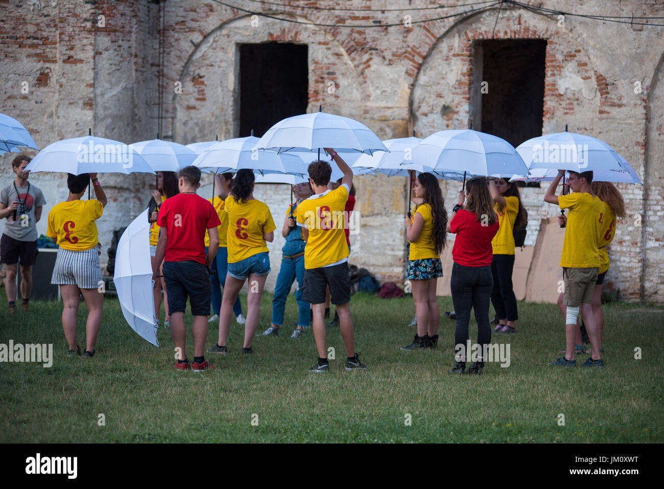 BONTIDA POUR, Roumanie - 15 juillet 2017 : les jeunes de jouer à un jeu avec des parasols blancs au festival Château électrique Banque D'Images