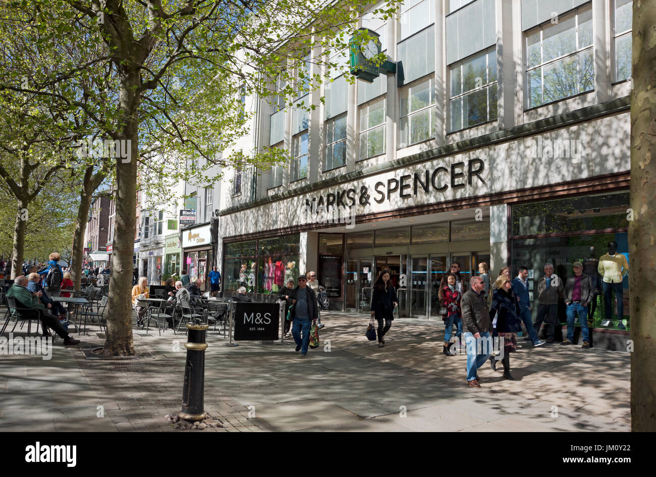 People shopping et entrée au magasin M&S Marks & Spencer Parliament Street York North Yorkshire Angleterre Royaume-Uni Grande-Bretagne Banque D'Images